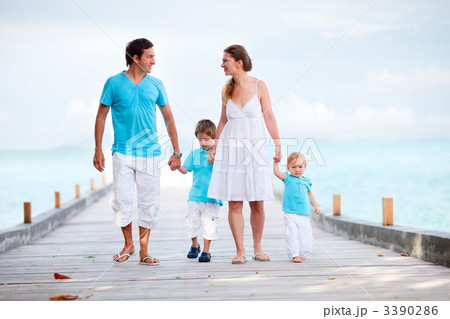 Family walking along jetty 3390286