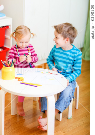 Two kids drawing together 3390509