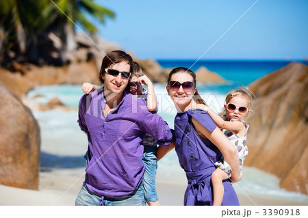 Family with two kids on vacation 3390918