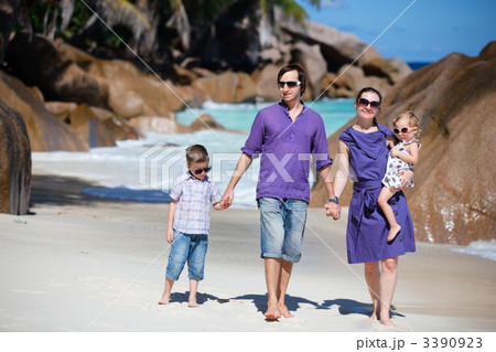 Family with two kids on vacation 3390923