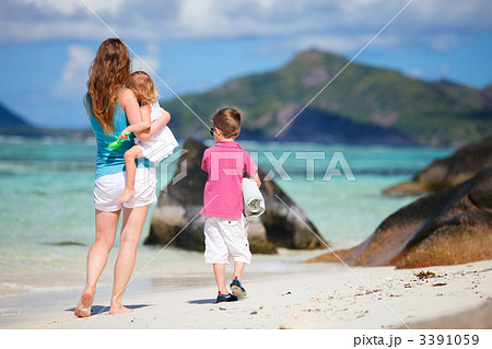 Mother with kids on beach vacation 3391059