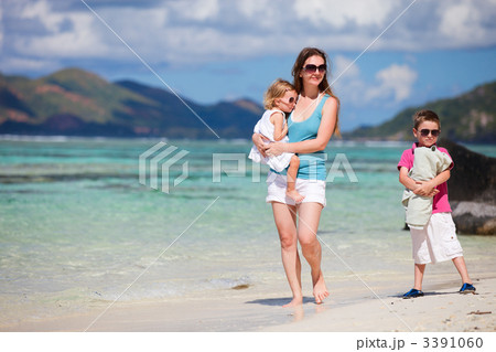 Mother and kids on vacation 3391060