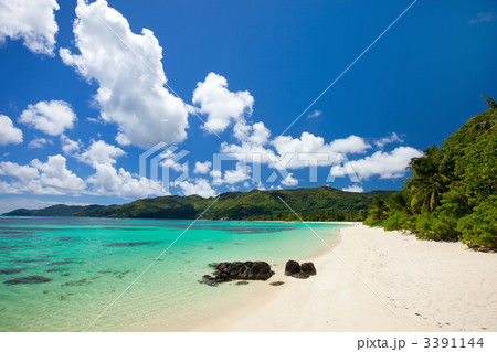 Stunning tropical beach at Seychelles 3391144