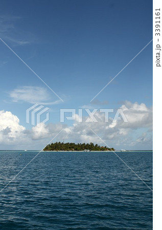赤道直下インド洋の真珠モルディブの美しい海に浮かぶヤシの木に覆われた小さなリゾート島 3391161