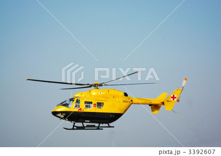 黄色いヘリコプターの写真素材