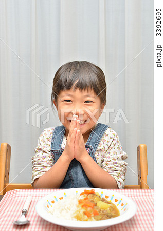 カレーを食べる女の子~いただきまーす! カレーを食べる女の子~いただきまーす! 3392695