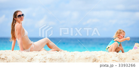 Mother and daughter on beach vacation 3393266