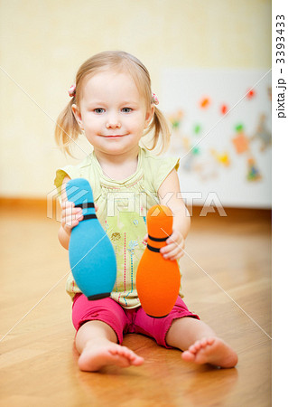 Toddler girl playing 3393433