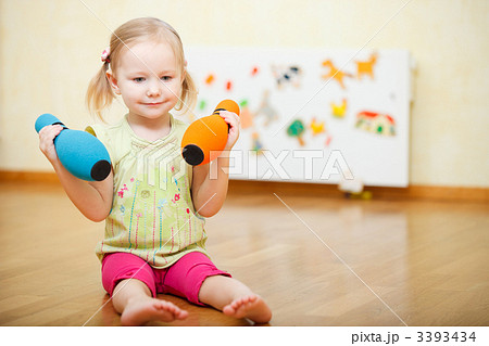 Toddler girl playing 3393434