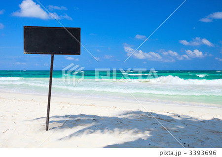 Blank blackboard display on tropical beach Blank blackboard display on tropical beach 3393696