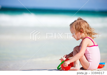 Little girl playing at beach 3394017