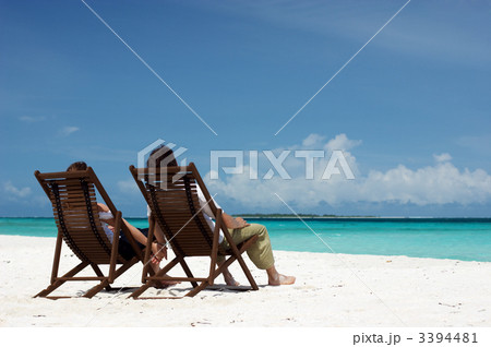 Young couple on the beach 3394481