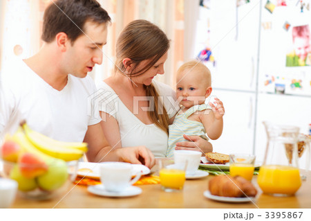 Family breakfast 3395867