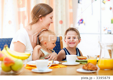 Family breakfast 3395879