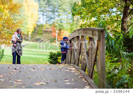 Autumn family 3396144