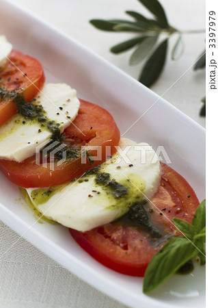 Café de Kのカプレーゼ、バジルソース 3397979