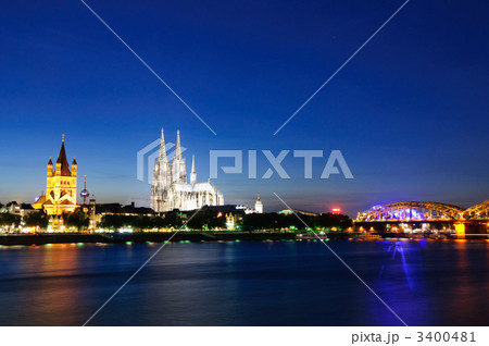 ドイツ　夕暮れ時のケルンの町並み 3400481