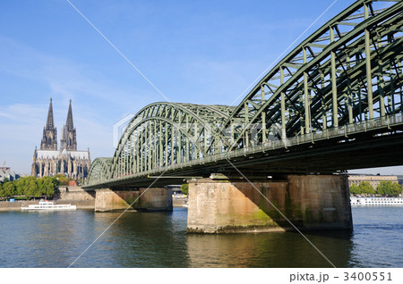 ドイツ　ケルン大聖堂とホーエンツォレルン橋 3400551