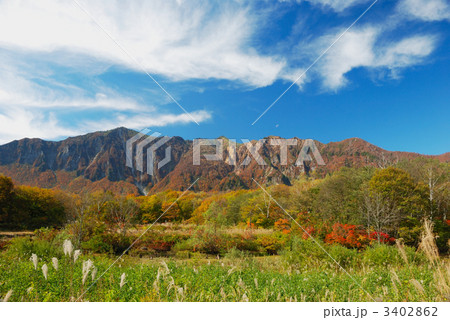 秋山郷の天池から見る鳥甲山の紅葉 秋山郷の天池から見る鳥甲山の紅葉 3402862