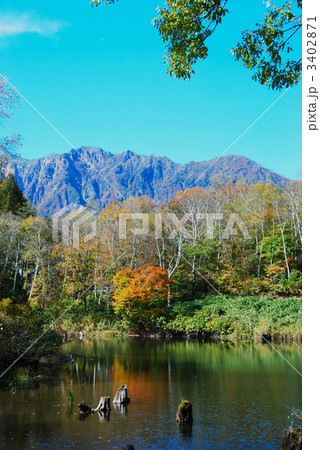 秋山郷の天池の紅葉と鳥甲山 3402871