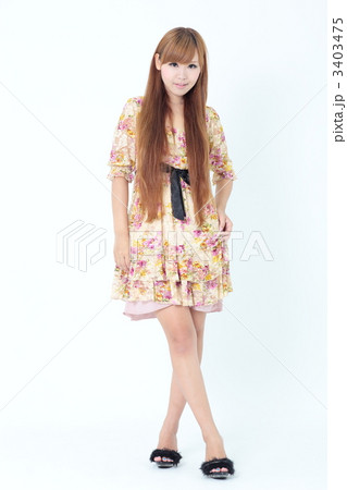 若い女性・ワンピース 3403475