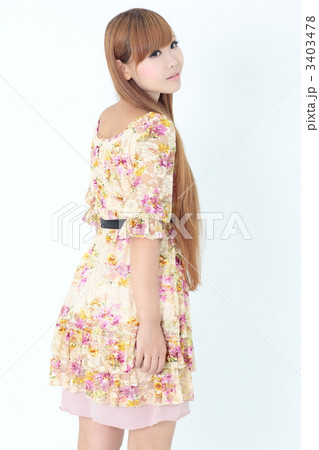 若い女性・ワンピース 3403478