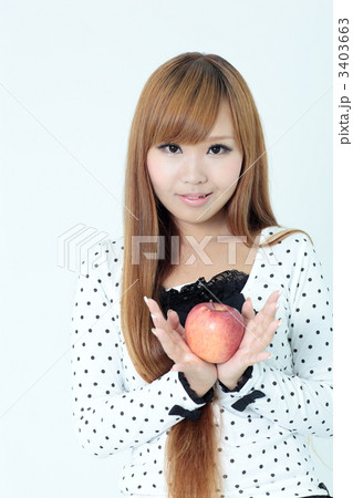 女性とフルーツ 3403663