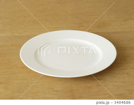 木のテーブルに丸皿 3404686