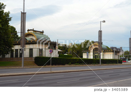 ウィーンのカールプラッツ駅 3405389