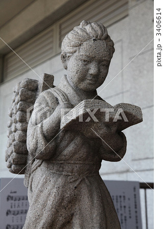 京都市学校歴史博物館の二宮金次郎像の写真素材