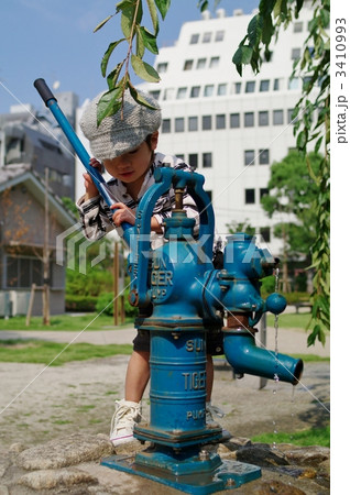 ポンプと子供 3410993