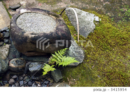 桂離宮 笑意軒 浮月の手水鉢の写真素材