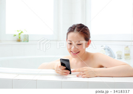 バスルームでスマートフォンを使う女の子 3418337