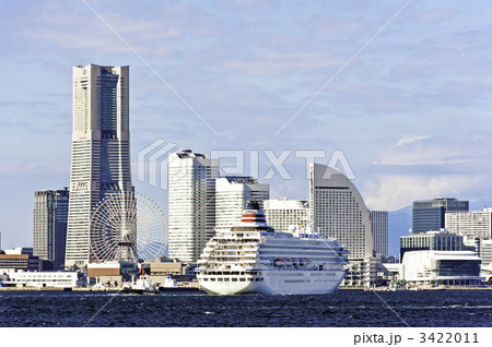 豪華客船と横浜みなとみらい(横浜市鶴見区、大黒ふ頭より) 3422011