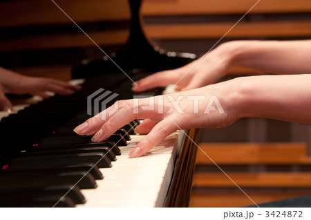 ピアノを弾く女性の手元の写真素材