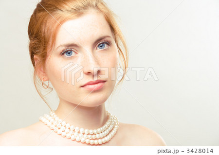 young beauty 3428014