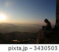 瞑想する女性　～ネパールのサランコットの丘にて～ 3430503