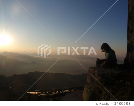 瞑想する女性　～ネパールのサランコットの丘にて～ 3430503