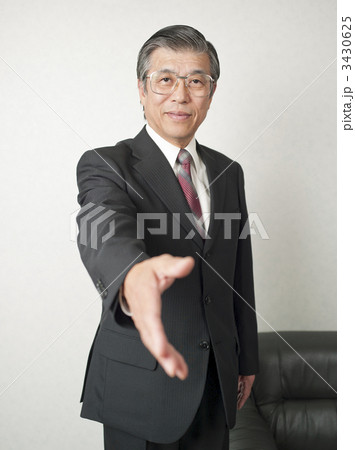 握手を求める上司の写真素材