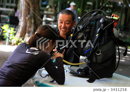 グリーン島でスキューバダイビングの講習中 グリーン島でスキューバダイビングの講習中 3431258