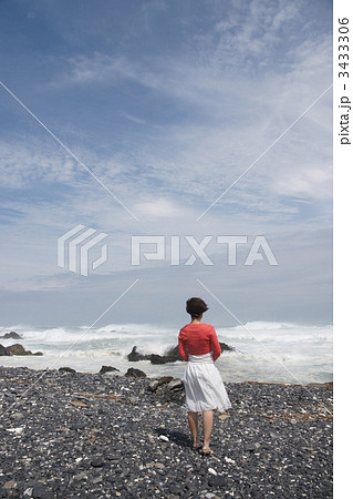 海を見る女性 後ろ姿の写真素材