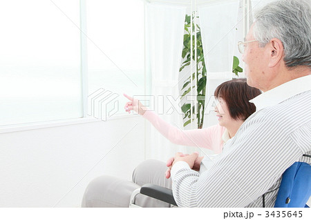 看護・介護イメージ　老夫婦 3435645