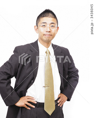 スーツの男性 腰に手をやる の写真素材