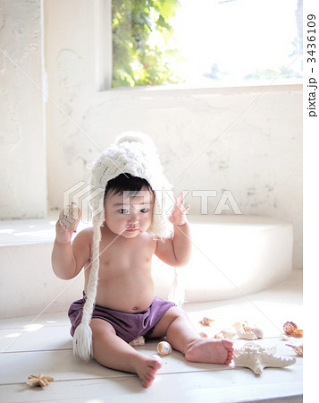 お座りしている幼児 3436109