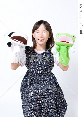 パペットで遊ぶ女の子 3436154