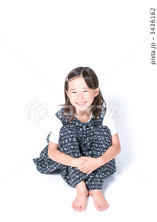 座る女の子の写真素材