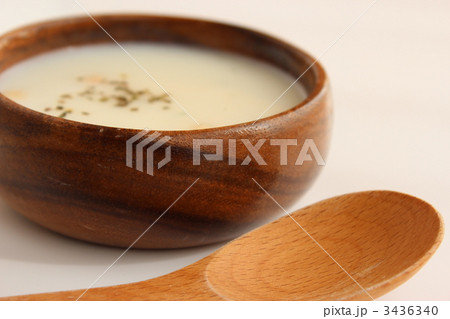 ポタージュスープ 白いスープ 木の器の写真素材