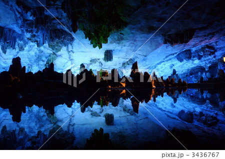 桂林郊外の蘆笛岩大鍾乳洞の中の「水晶宮」の光景 3436767