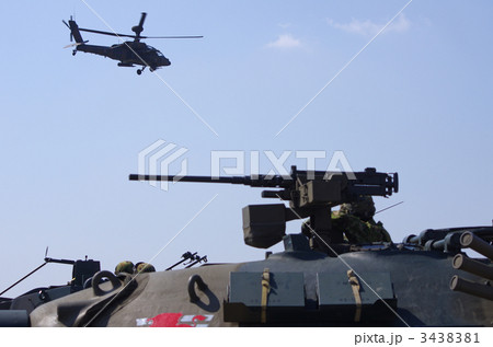 74式戦車と戦闘ヘリAH-64D 3438381