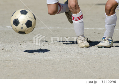 土のグラウンドでの少年サッカー 3440096